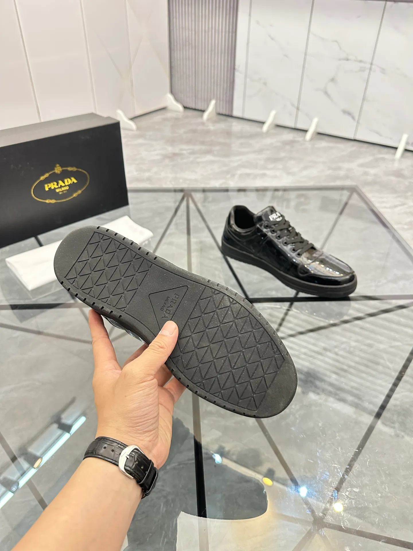 Men's shoes: 💰P400¥ Product trademark: Prada *"Prada*" low-top casual shoes Regular size: 38-44 (can be customized to 45) Product materials: imported cowhide upper, sheepskin lining, original outsole. Number: 020